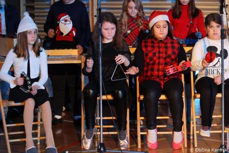 Miklavžev koncert na Osnovni šoli Toma Brejca napolnil telovadnico do zadnjega kotička (32)